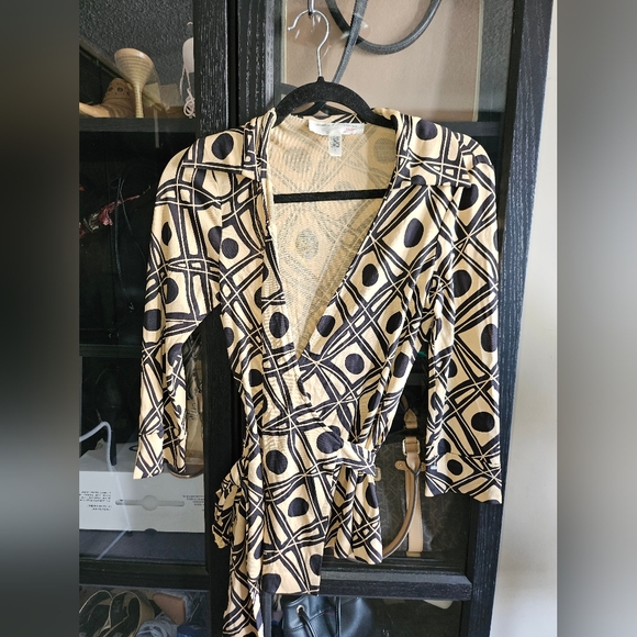 Diane Von Furstenberg Desinger Silk Printed Wrap Tan Black Blouse Top Womens 4 - Picture 3 of 9